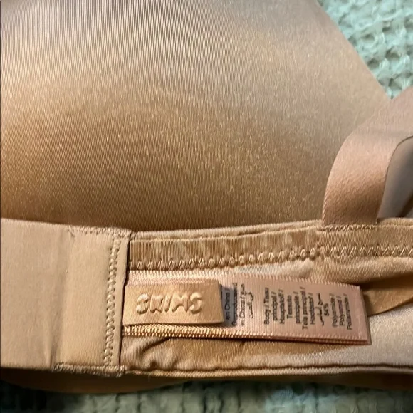 SKIMS Wireless Form T-shirt Demi Bra - Picture 2 of 6